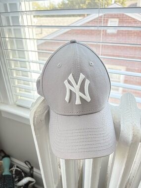 New York Yankees Light Gray MLB Logo Baseball Cap
